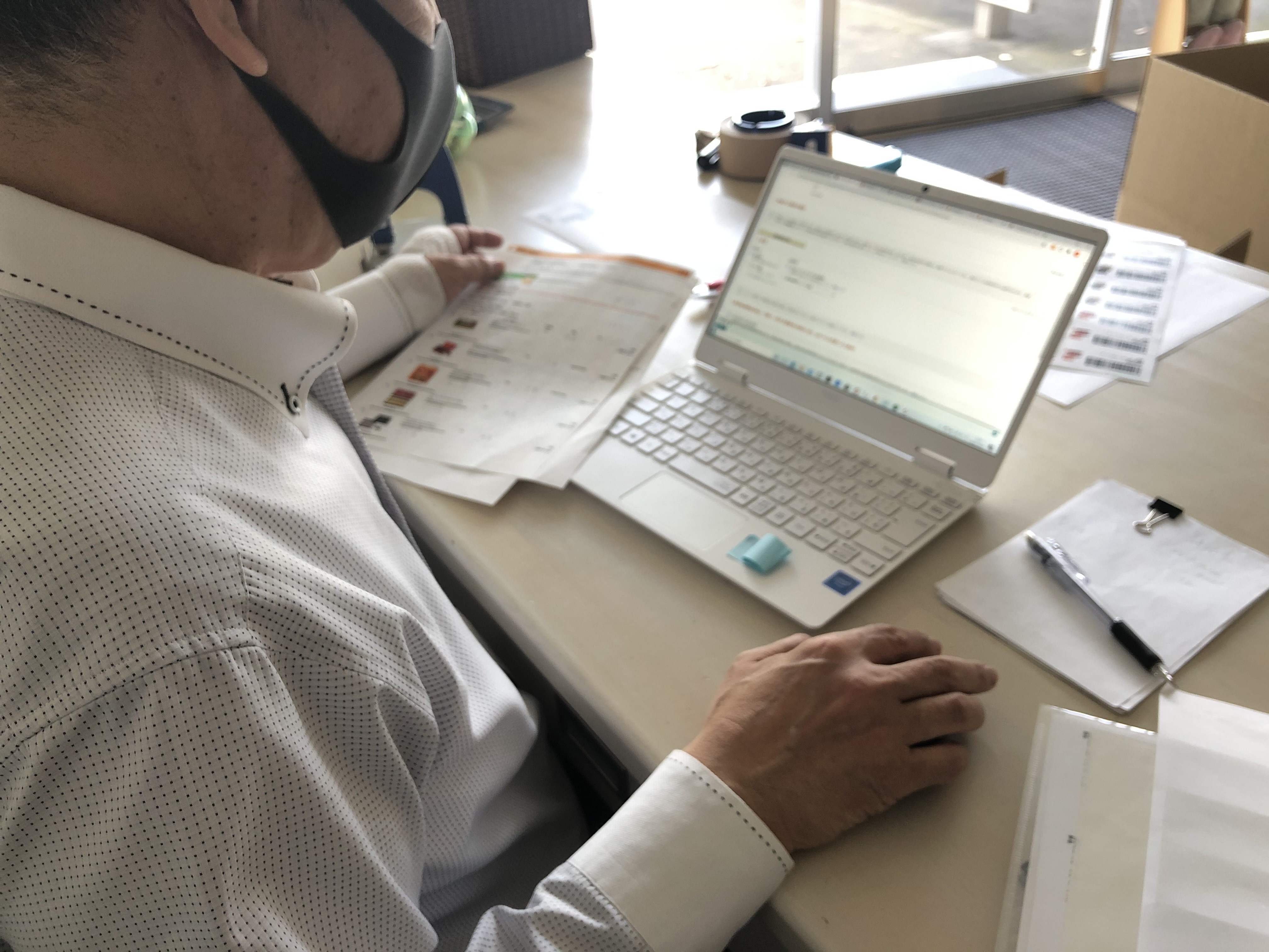 現場で作業するブーテの後ろ姿